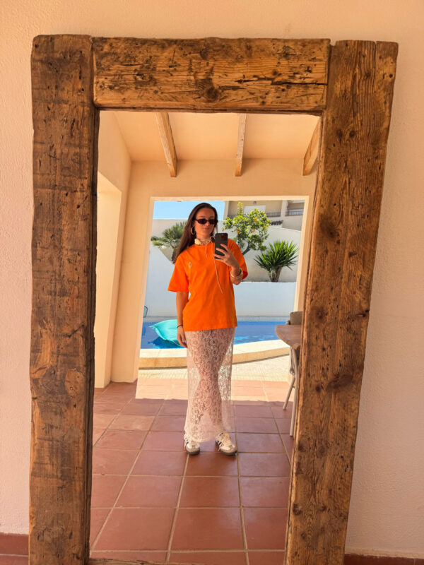 easseli-tshirt-orange-outfit-1
